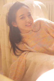 美女晕倒男生慢慢剪她的衣服